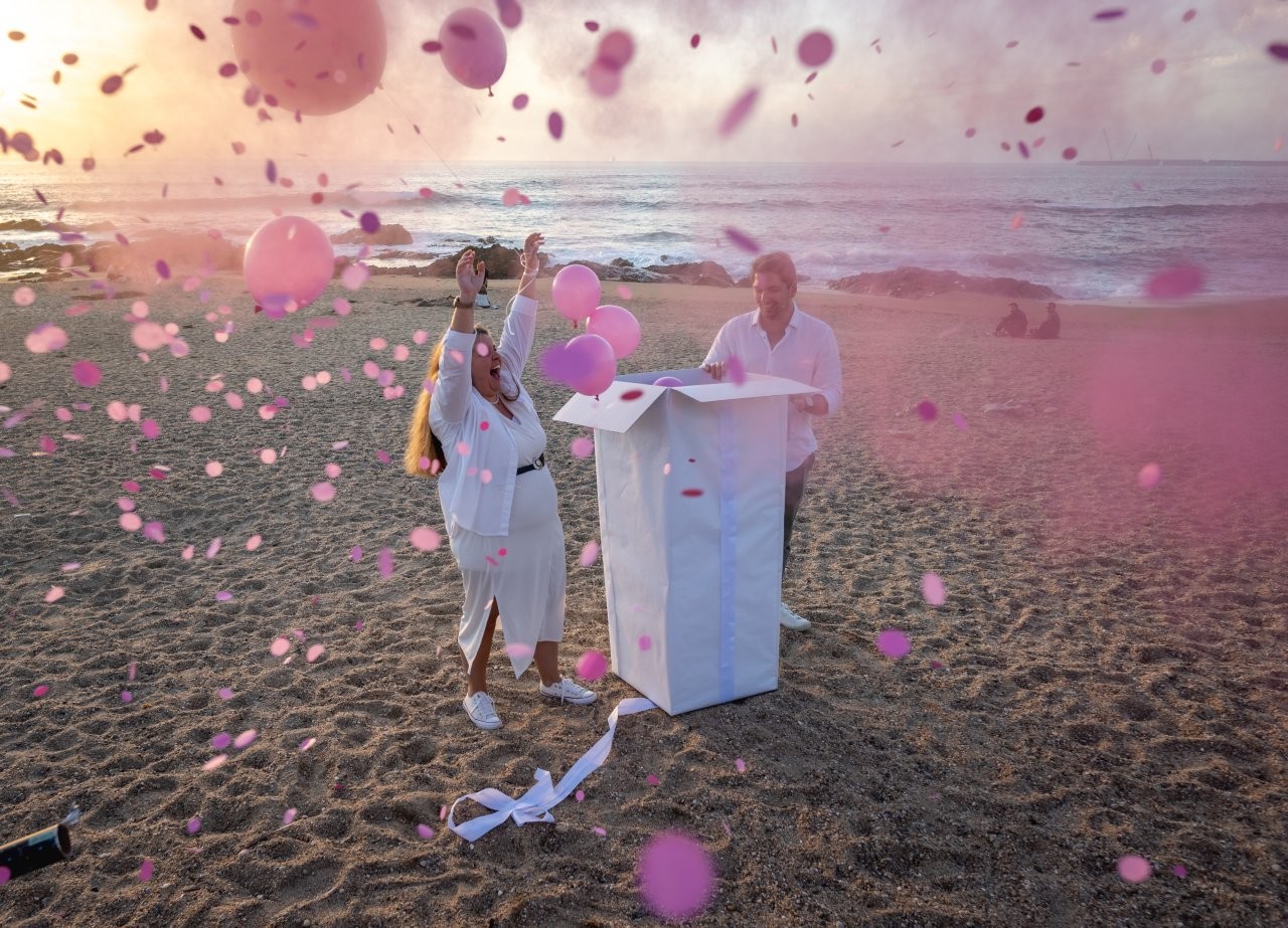 Revelação emocionante do género do bebé no gender reveal / chá revelação